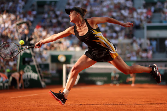Elina Svitolina returns the ball to Darya Kasatkina in their fourth-round match at Roland Garros.