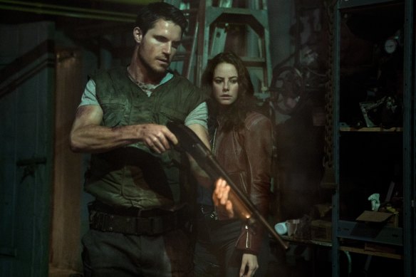 Robbie Amell and Kaya Scodelario in Resident Evil Welcome to Raccoon City.
