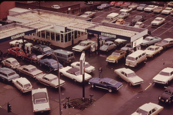 Uma visão panorâmica de um posto de gasolina médio na cidade americana de Portland em 1973.