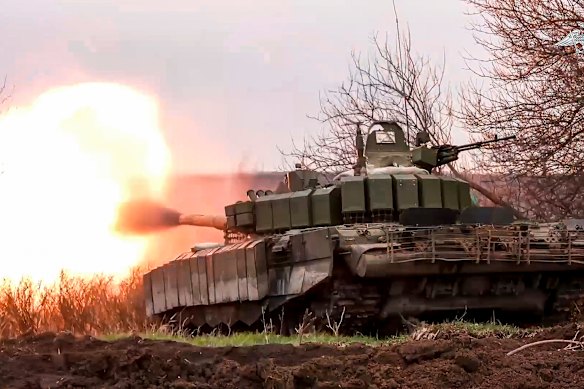 Un carro armato russo fa fuoco sulle postazioni ucraine. Fonti della sicurezza polacca affermano che la Russia potrebbe pianificare una provocazione contro la Polonia che cercherà di incolpare l’Ucraina.