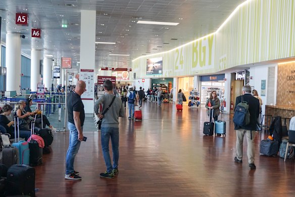 If you’re dreaming of landing and gliding seamlessly into Milan’s shops, Bergamo is not the answer.
