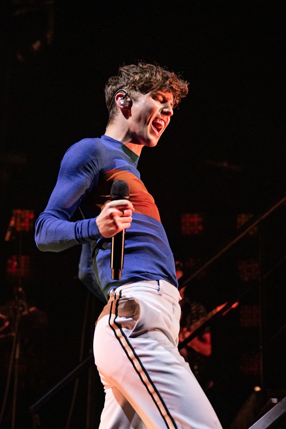 "White skinny Jewish twinky gay boy” dance moves.