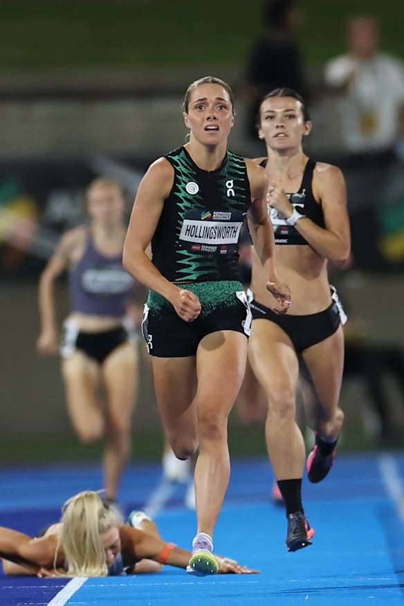 Jess Hull esparramou-se no chão enquanto Claudia Hollingsworth passava correndo pela linha.