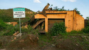 "Safety, leave the area when siren sounds". A siren system and evacuation route signs were only installed in Bento Rodrigues, Brazil, after the 2015 dam disaster.