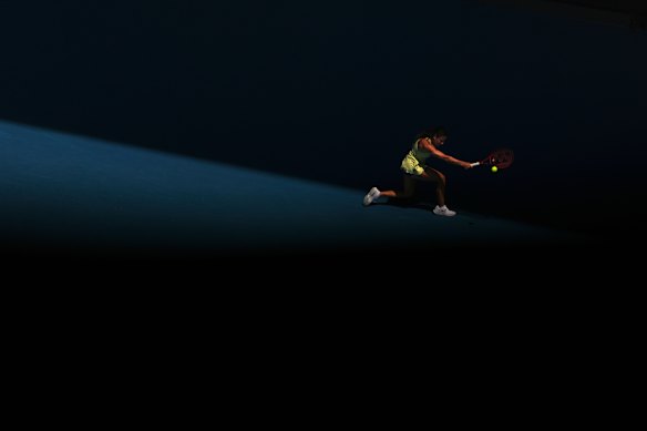 Emma Navarro plays a backhand return to Iga Swiatek.