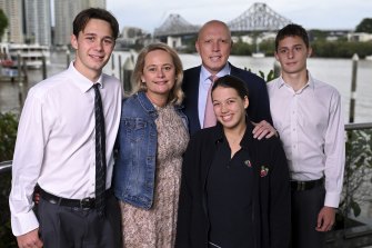 Peter Dutton, abgebildet mit seiner Familie (Harry, Frau Kirilly, Rebecca und Tom), möchte ein weicheres Bild vermitteln.