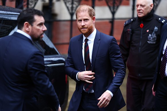 ハリー王子をストーカーしたとされる男は、高等法院での審理中、王子の数メートル後ろに座っていた