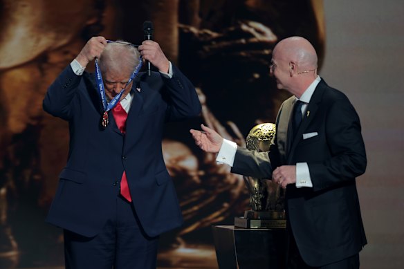 Trump recebeu o “prêmio da paz” inaugural da FIFA e rapidamente pendurou a medalha no pescoço.