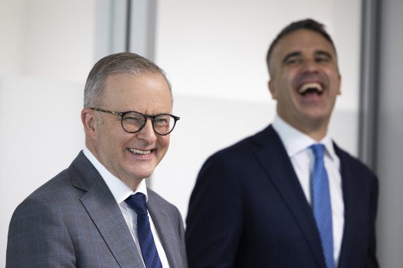 Prim-ministrul Anthony Albanese și premierul Australiei de Sud, Peter Malinauskas, s-au întâlnit cu personalul în timpul unei vizite la Centrul Medical Flinders din Australia de Sud. 