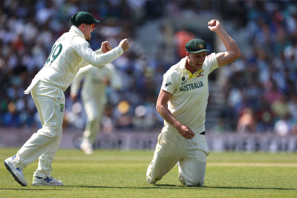 Cameron Green celebrates with Steve Smith as the crowd fumes. 