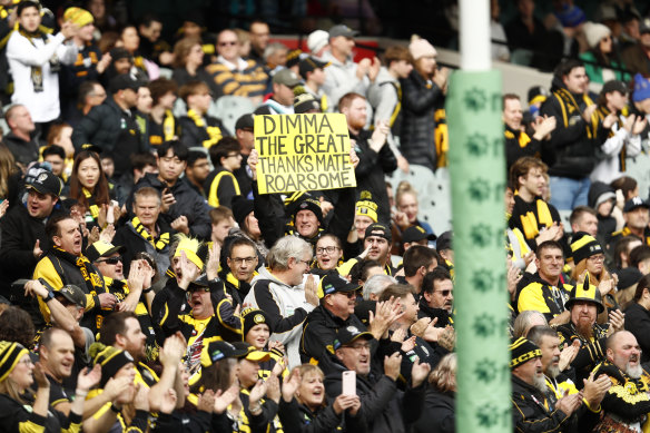 Richmond fans pay tribute to Damien Hardwick.