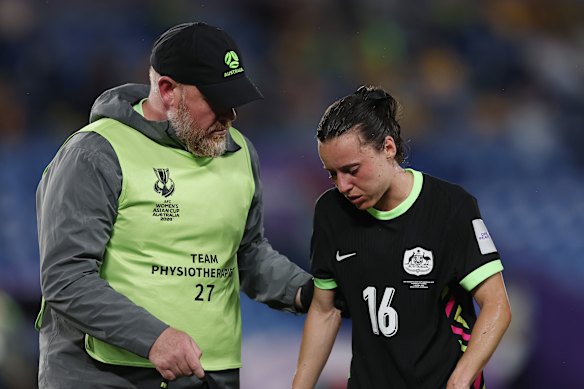 Hayley Raso leaves the field.