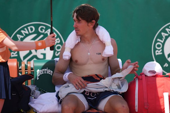Alex de Minaur braved the Paris heat to advance to the second round at Roland-Garros.