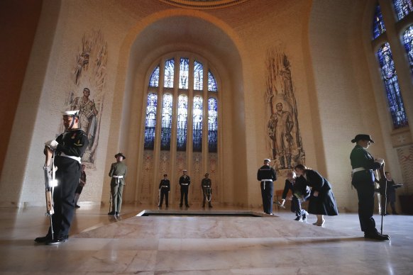 Prime Minister Scott Morrison and wife Jenny lay flowers at the Tomb of the Unknown Soldier on Anzac Day 2021.