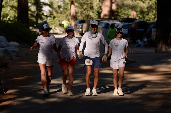 Westagaard, o segundo gol em Badwater 135 Ultramarathon Exceção da filha Meachan Westramgaard, o direito de Madison Westrambaard, e um parente Robert Drain, à esquerda, 9.