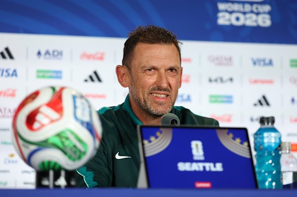 Tony Popovic fala à mídia em Seattle.