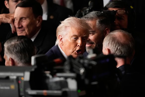 Trump mendapat ucapan selamat saat ia berjalan melalui kerumunan setelah pidatonya.