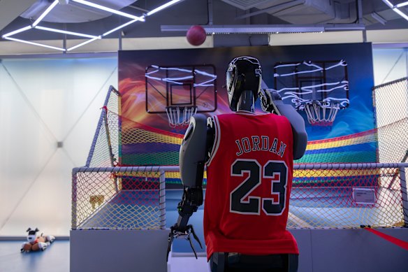 Um robô atira aros.