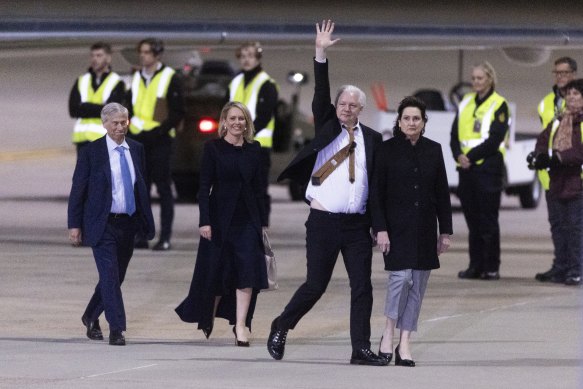 Assange arrives on the tarmac.