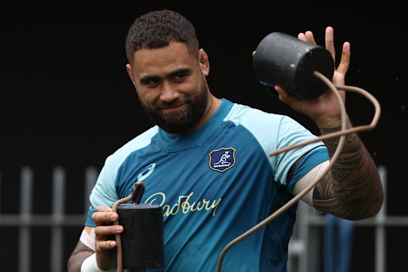 Lukhan Salakaia-Loto during a Wallabies training session.