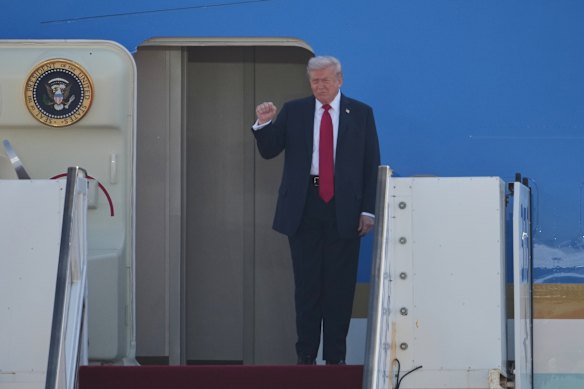 唐纳德·特朗普总统乘坐空军一号抵达以色列特拉维夫附近的本古里安机场。
