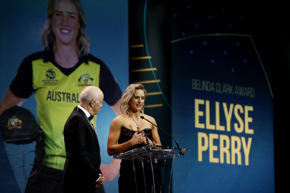 Elysse Perry accepts the Belinda Clark Award.