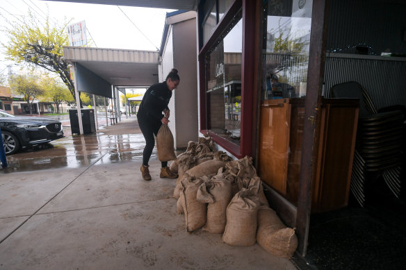 Residents of Rochester sandbag shop entrances in Rochester’s main street. Hundreds of houses in the town were inundated during the 2011 flood. 