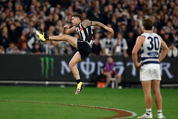 This long-range shot from Jack Crisp would have won the game for the Pies, but it sailed wide.