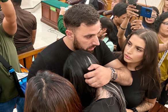 La vedova di Zivan Radmanovic, Jazmyn Gourdeas, viene consolata da un membro della famiglia dopo la sentenza.