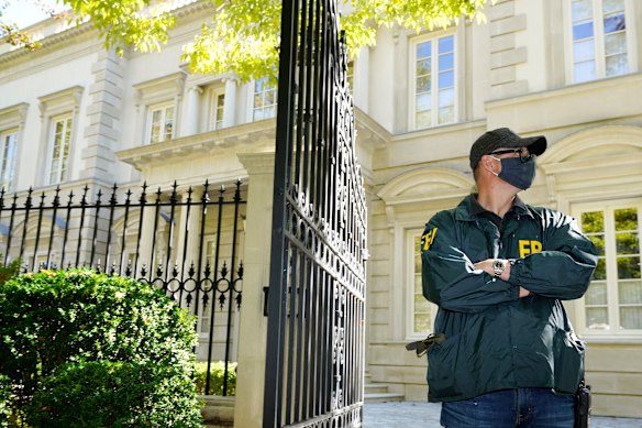 A federal agent stands in front of a home of Russian oligarch Oleg Deripaska in Washington last year. 