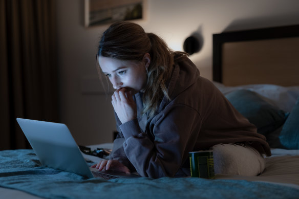 Kaitlyn Dever as Belle in Apple Cider Vinegar.