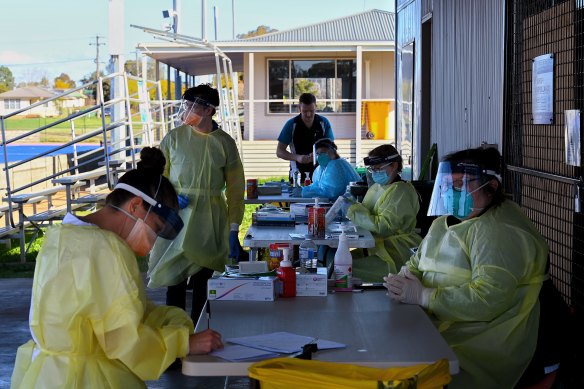 Health workers at the COVID-19 Dubbo West walk-in clinic in August.