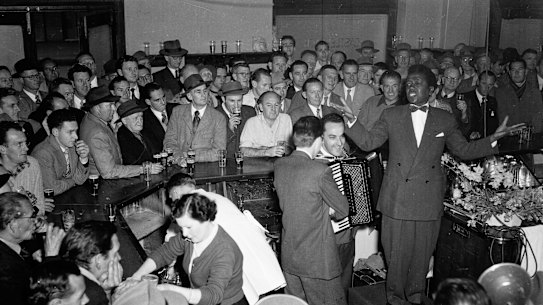 Nellie Small entertains the crowd at the Hotel Castlereagh on 20 August 1954.