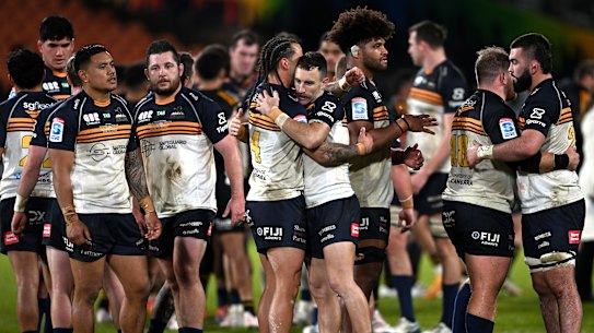 HAMILTON, NEW ZEALAND - JUNE 17: Andy Muirhead and Nic White of the Brumbies embrace after losing the Super Rugby Pacific Semi Final match between Chiefs and Brumbies at FMG Stadium Waikato, on June 17, 2023, in Hamilton, New Zealand. (Photo by Hannah Peters/Getty Images)