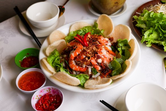 Du du tom thit (prawn and pork salad).