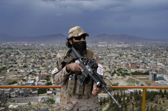 週一，一名塔利班特種部隊士兵在阿富汗喀布爾的一個公園站崗。