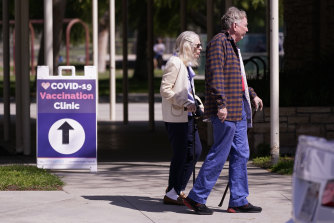 İnsanlar Long Beach, California'da COVID-19 için bir test ve aşı kliniğinden ayrılıyor.