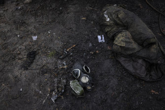 Kiev'in batısındaki Ukrayna'nın Dmytrivka kentinin dışındaki bir orman yolunda dokuz kadar Rus tankı ve zırhlı aracının imha edildiği bölgede tahrip edilmiş bir maske ve diğer teçhizat kaldı.