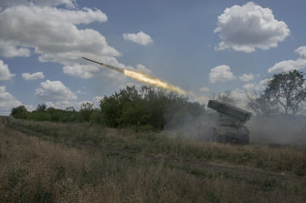 Ukraynalılar, doğu Ukrayna'nın Donetsk bölgesinde Rus kontrolündeki bölgeye ateş açtı.