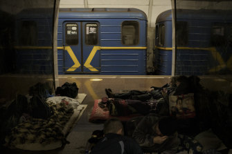 烏克蘭基輔的一個地鐵站被用作防空洞，人們在休息。