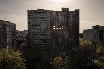 Çok sayıda Rus bombardımanında ağır hasar gören bir bina, Ukrayna'nın Kharkiv kentinde bir cephe hattının yakınında duruyor.