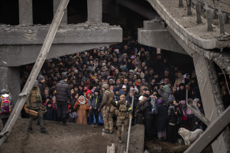 烏克蘭人擠在一座被毀壞的橋下，試圖越過烏克蘭基輔郊區的伊爾平河逃離。