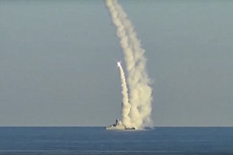 Cuma günü bilinmeyen bir yerden bir Rus askeri gemisi tarafından fırlatılan uzun menzilli Kalibr seyir füzeleri.
