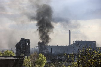 Sivillerin mahsur kaldığı Mariupol'daki Azovstal fabrikasından duman yükseliyor.