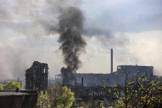 Smoke rises from the Azovstal plant in Mariupol, wher<em></em>e civilians remain trapped.