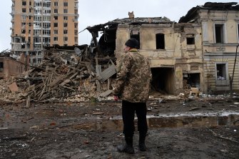 一名男子在哈爾科夫調查俄羅斯空襲造成的損失。 