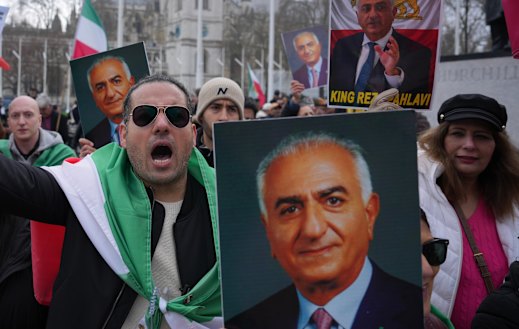 I manifestanti tengono cartelli che mostrano il principe ereditario iraniano in esilio Reza Pahlavi durante una manifestazione fuori dal parlamento a Londra la scorsa settimana.