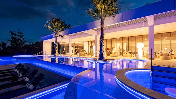 Unwind with uninterrupted views from the infinity-edge pool. 