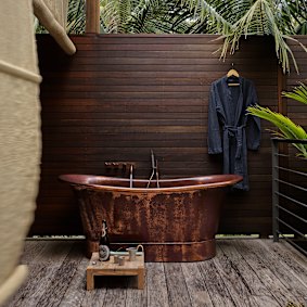 Bathe under the stars... a copper bath on the bedroom deck.