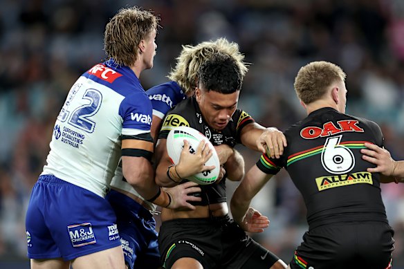 David Fale seizes Bulldogs.